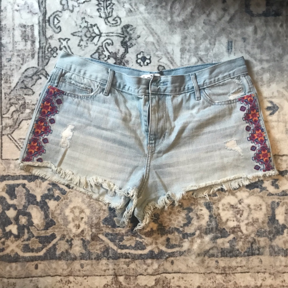 Hollister, light jean, cut off shorts with embroidered Aztec accent on sides🥰